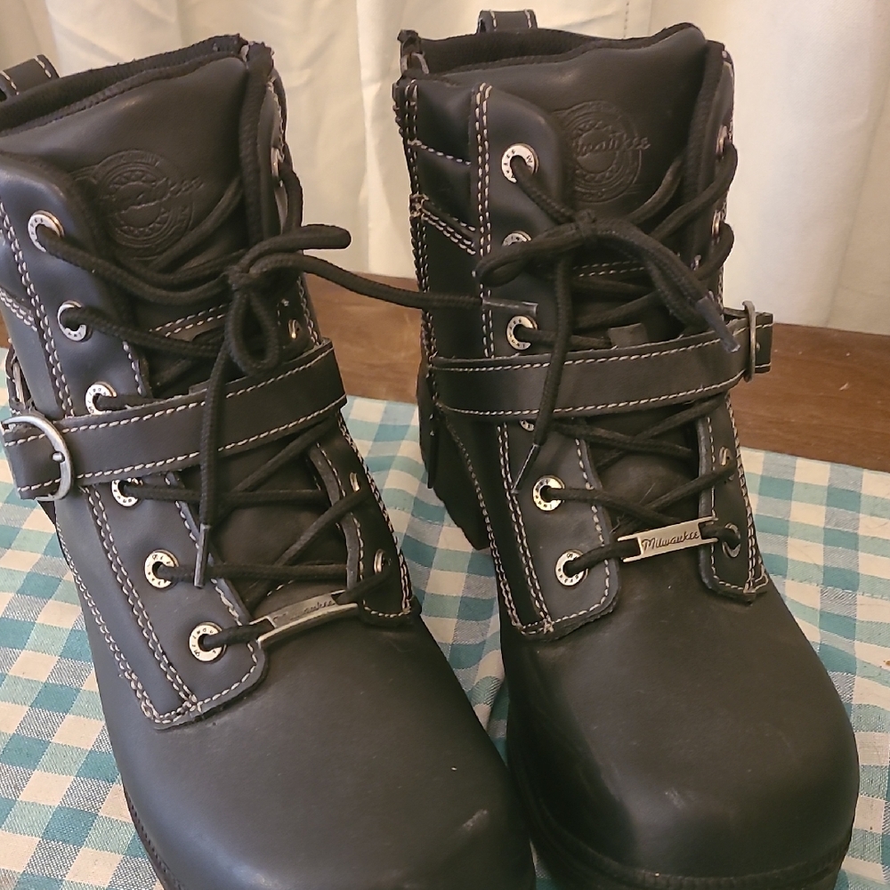 Milwaukee Ladies Black Leather Lace-Up Boots with Stitching
